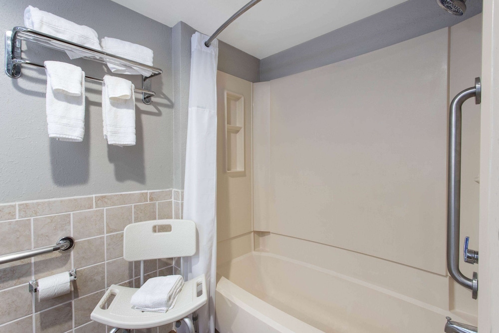 Room, 1 King Bed, Accessible, Non Smoking (Mobility) - Photo 2