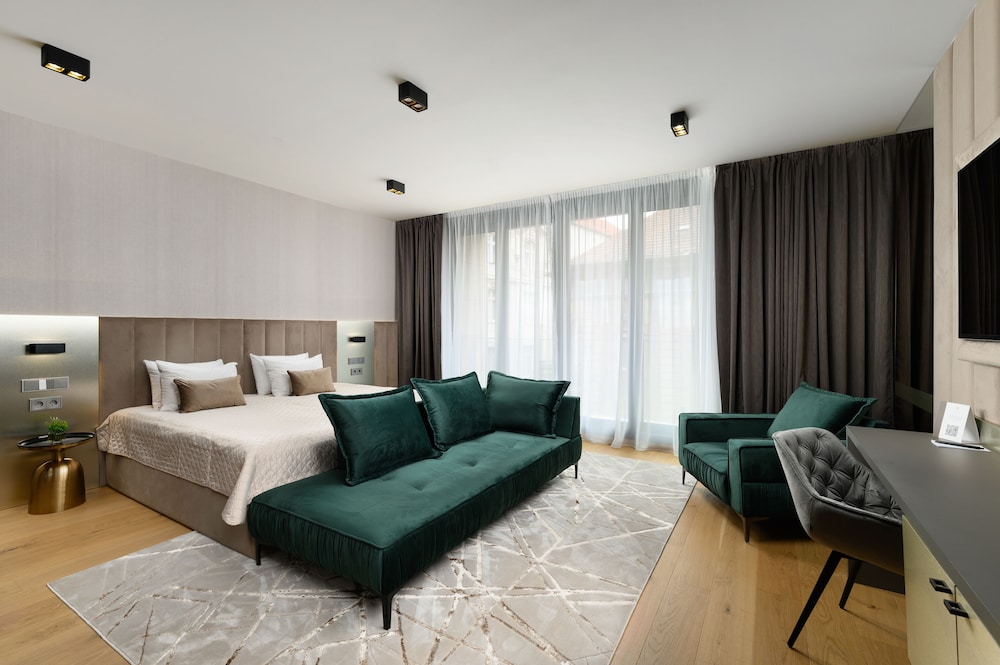 Grand Emerald Suite