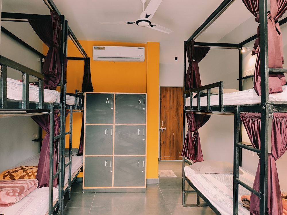 6 Bed Female AC Dorm photo 1
