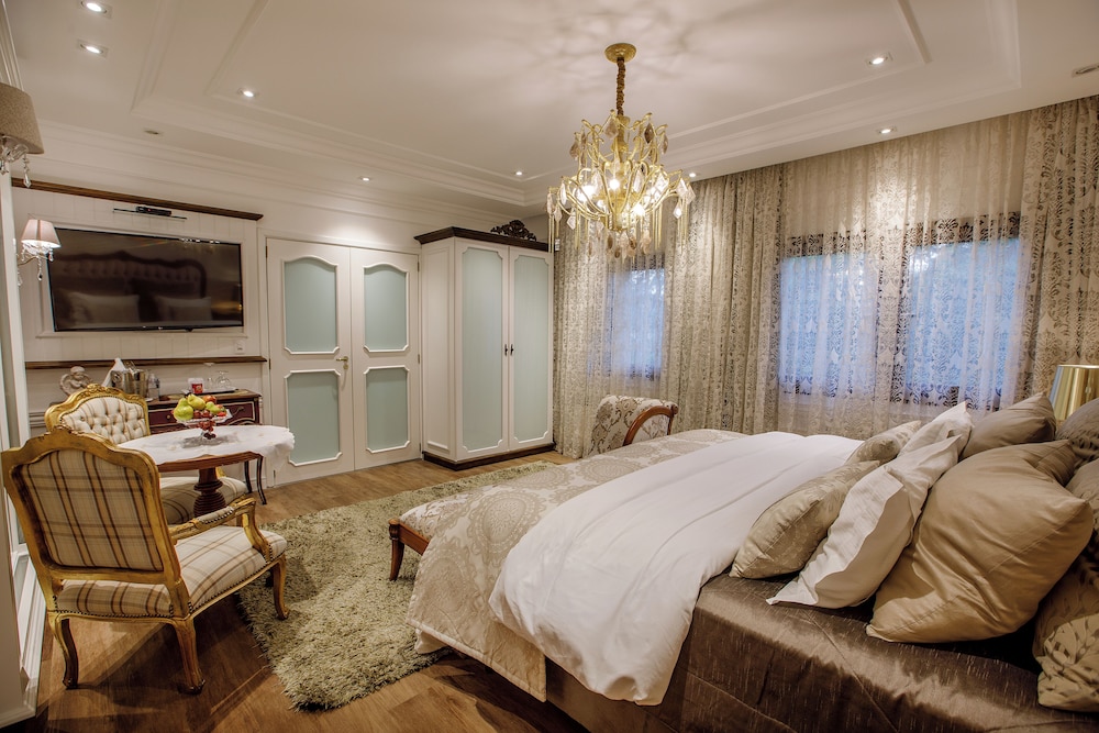 Romantic Double Room thumbnail 6