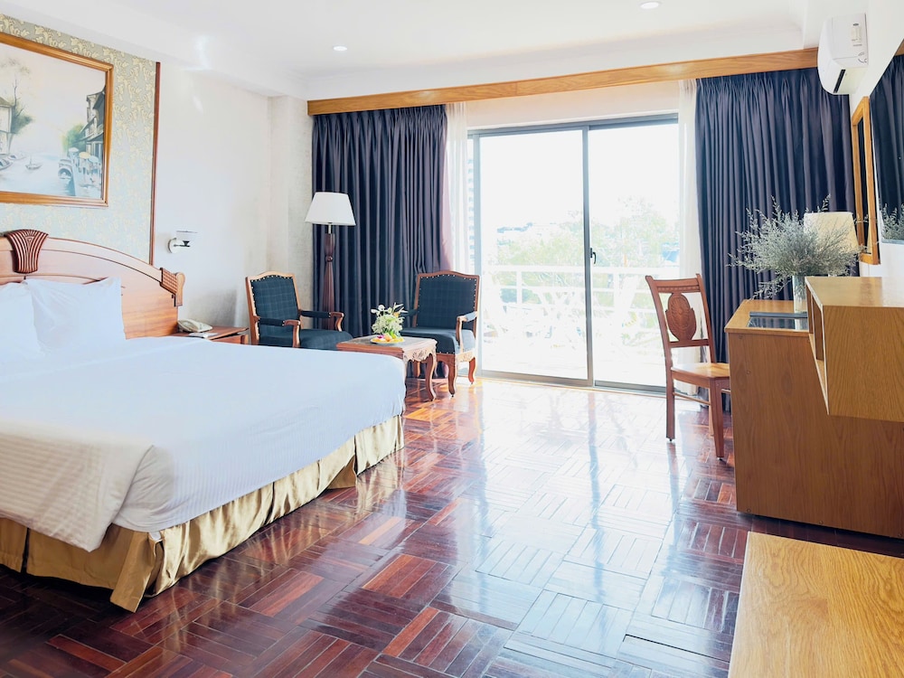 Deluxe Room, 1 King Bed, City View photo 2