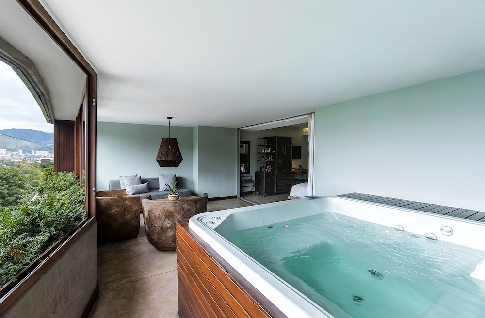 Suite, 1 King Bed, Jetted Tub - Photo 5