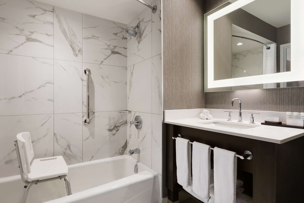 Suite, 1 King Bed, Accessible, Bathtub - Photo 8