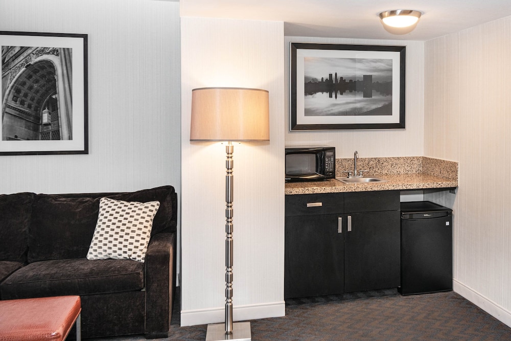 Executive Suite, 1 King Bed with Sofa bed, City View - Photo 3