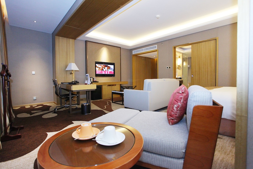 Deluxe Room, 1 King Bed, Smoking, City View photo 2