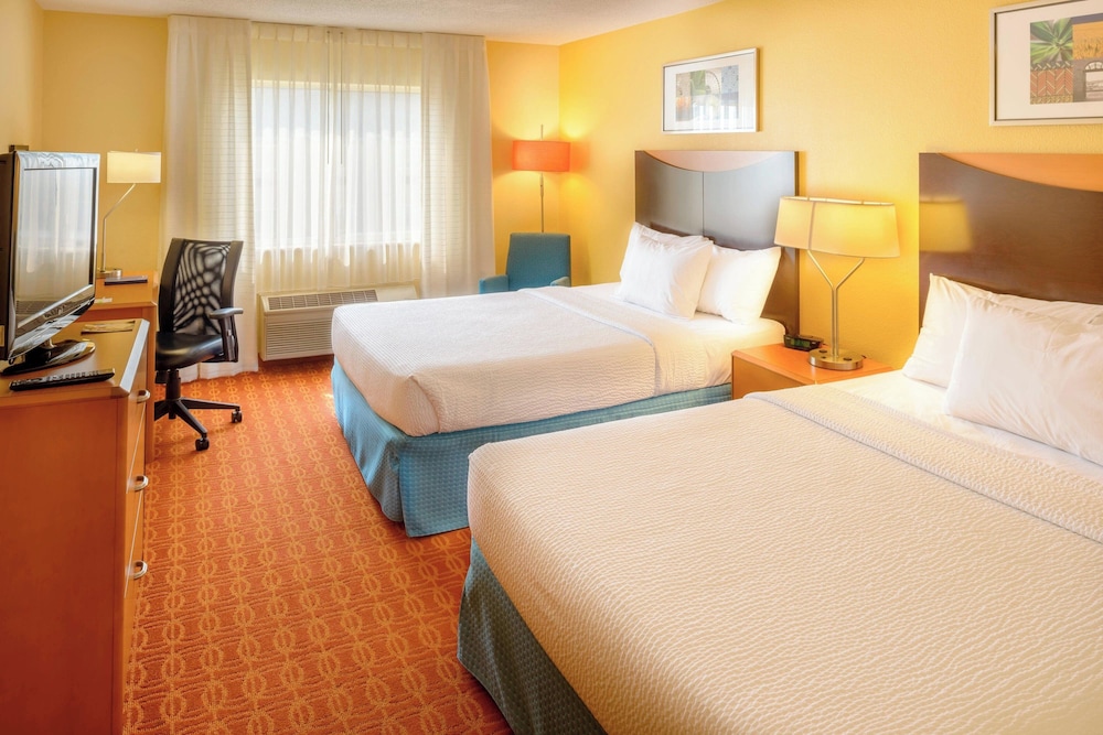 Room, 2 Queen Beds (Mobility Accessible, Tub) photo 2