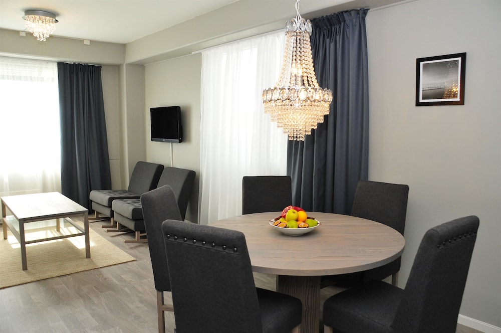 Suite, 1 Double Bed, Non Smoking, Balcony (Living Room) photo 3