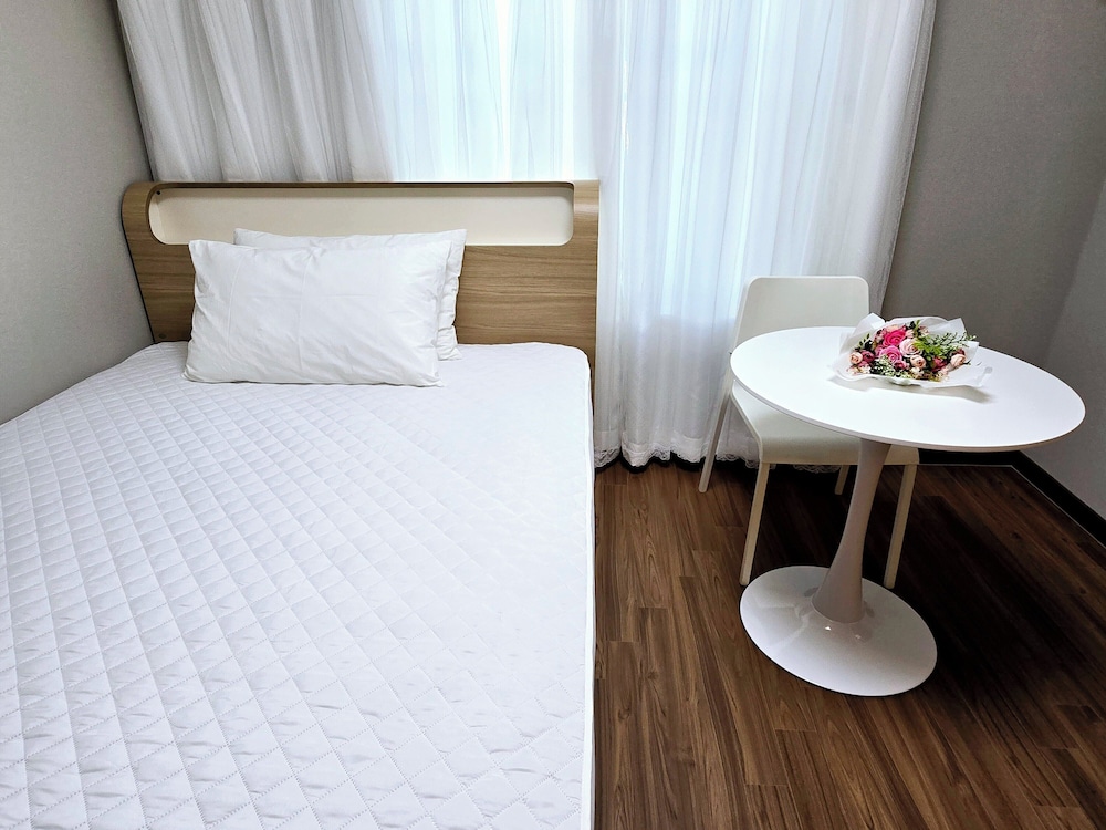 Standard Single Room, 1 Twin Bed, Non Smoking (Non-Korean Nationals Only) photo 3