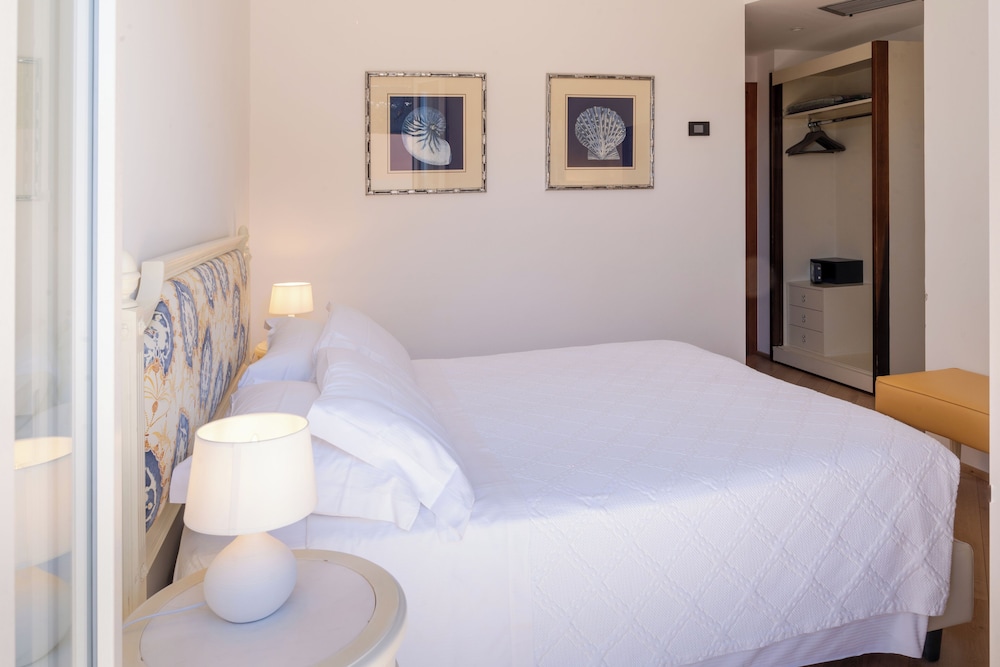 Superior Double Room, 1 King Bed, Partial Sea View photo 3