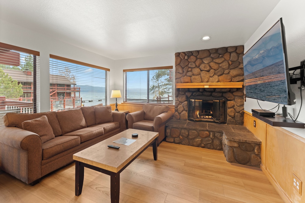 Comfort Condo, 2 Bedrooms, Fireplace photo 1