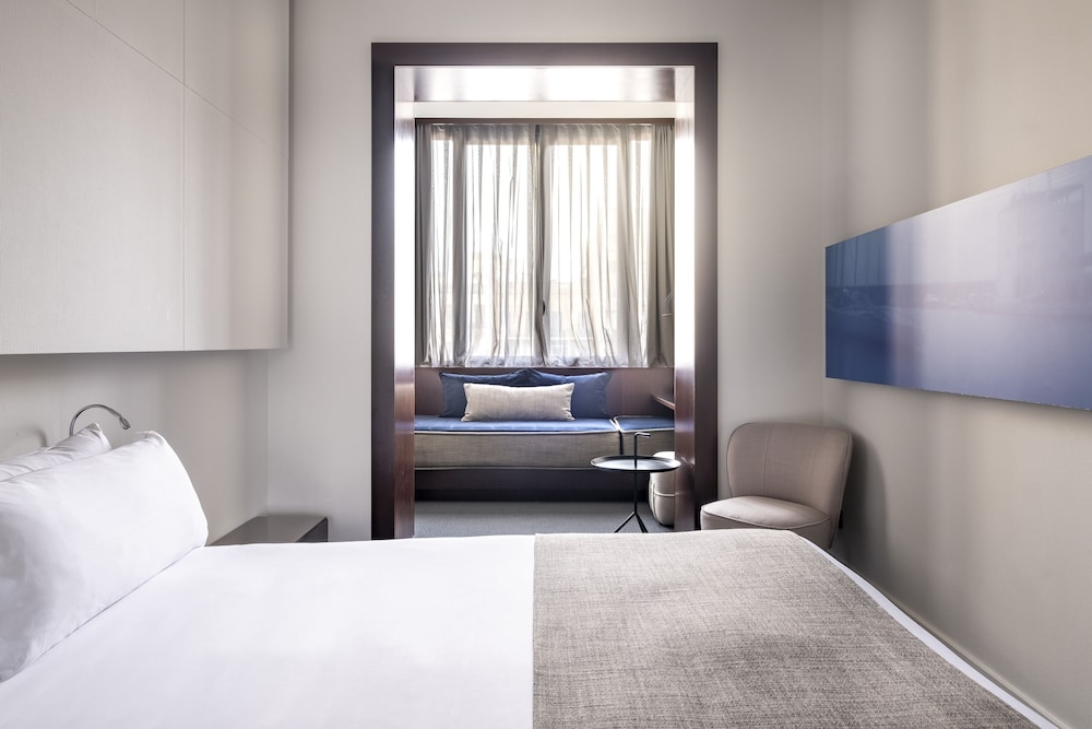 Superior Double Room thumbnail 6