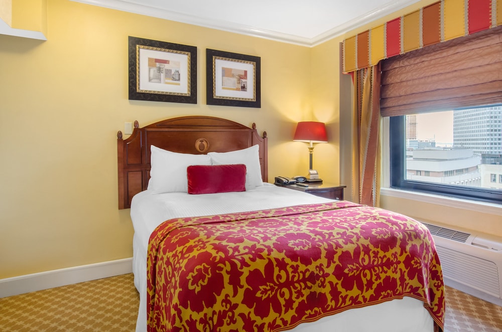 Deluxe Room, 1 Queen Bed, Accessible thumbnail 6