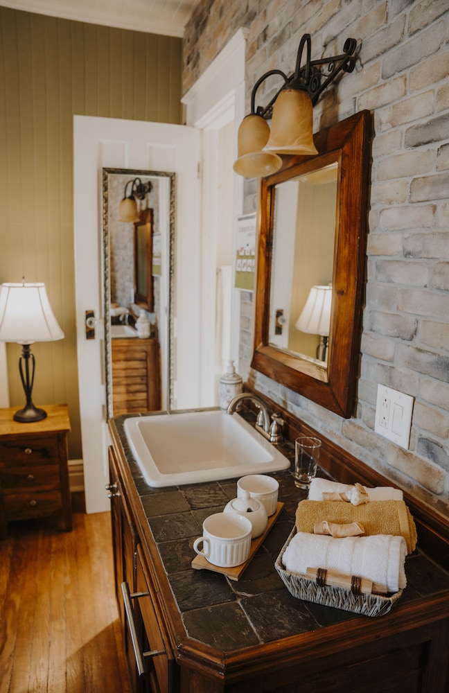 Chambre Classique, 1 grand lit, salle de bains privée, vue océan (La Fleur des sables) photo 3