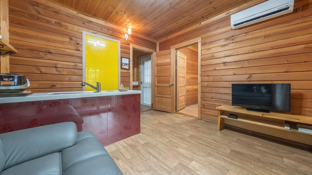 Basic Room, 1 Bedroom (Yellow-3) - Photo 9