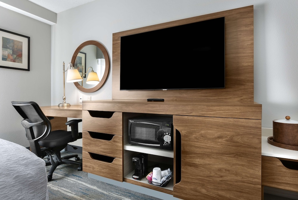 Standard room with king bed - Photo 1
