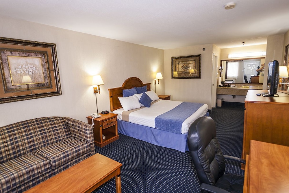 Suite, 1 King Bed, Non Smoking - Photo 1
