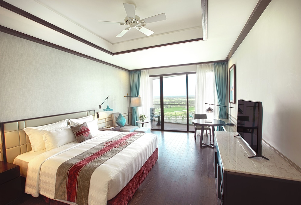 Deluxe King Bed photo 2