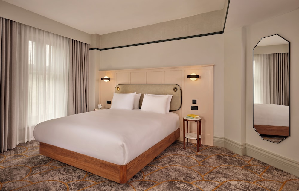 Grand Room with Sofabed - Photo 4