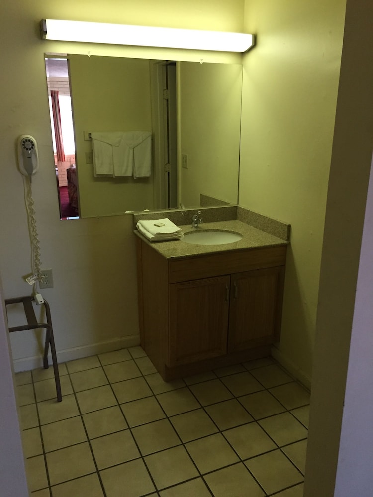 Pet Friendly Non Poolside Room with Two Full sized beds Non smoking - Photo 5