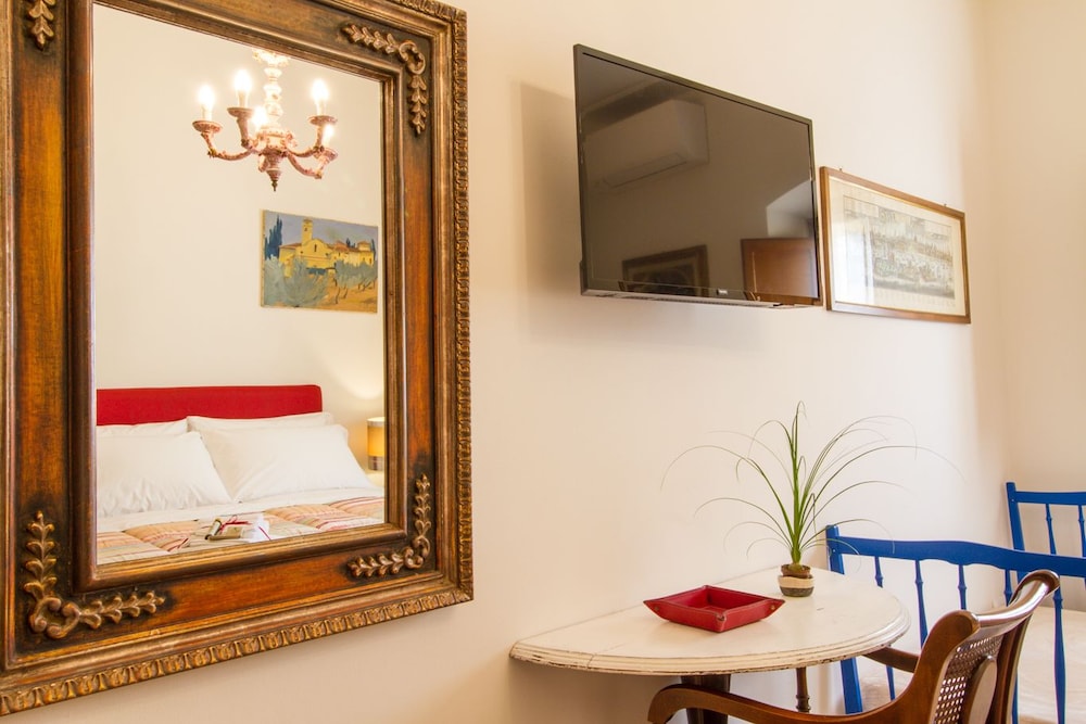 Classic Room, 1 Queen Bed, Shared Bathroom, Garden View (Quiete) photo 2