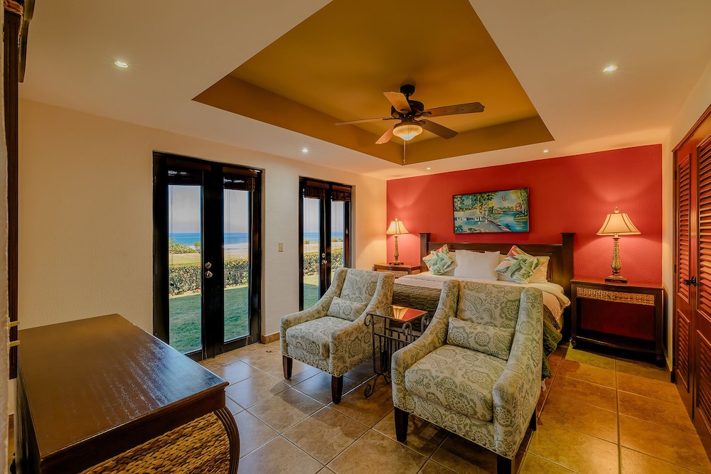 Deluxe Condo, 1 King Bed with Sofa bed, Kitchen, Beachfront photo 1