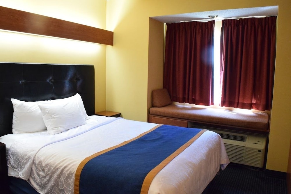 Junior Suite, 1 Queen Bed with Sofa bed photo 2