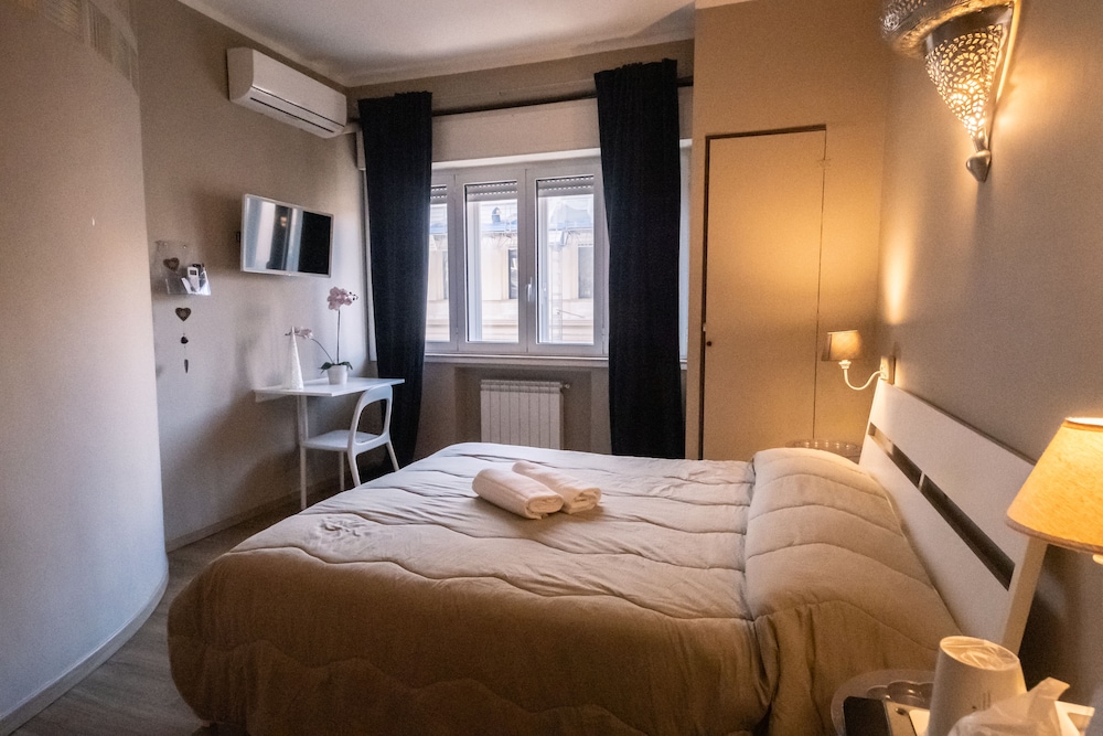 Classic Double Room, 1 Bedroom, Private Bathroom (1-2) - Photo 12