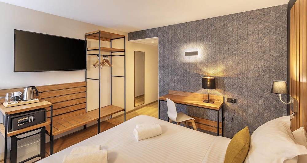 Comfort Room, 1 King Bed, Non Smoking (Shower Only) - Photo 4