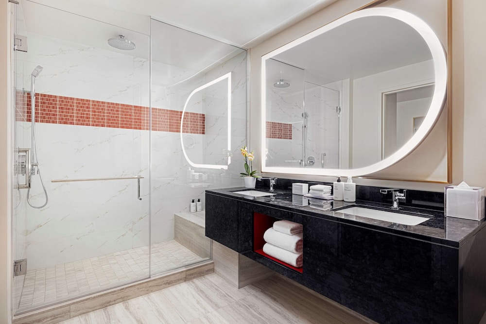 Premium Room, 2 Queen Beds, City View - Photo 4