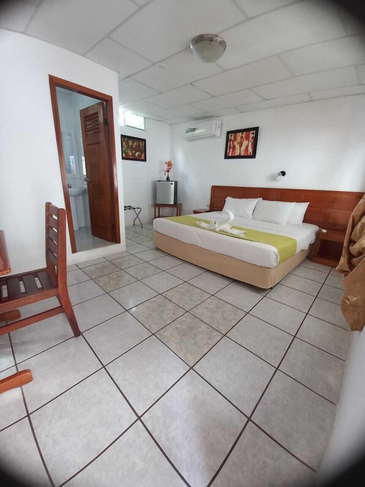 Economy Room, 1 Queen Bed, Private Bathroom photo 3