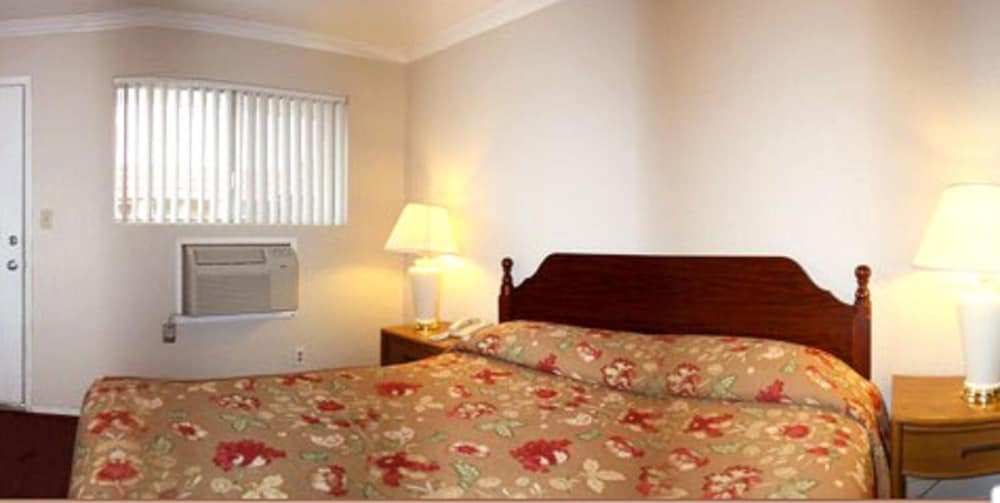 Standard Room, 1 King Bed, Non Smoking - Photo 3
