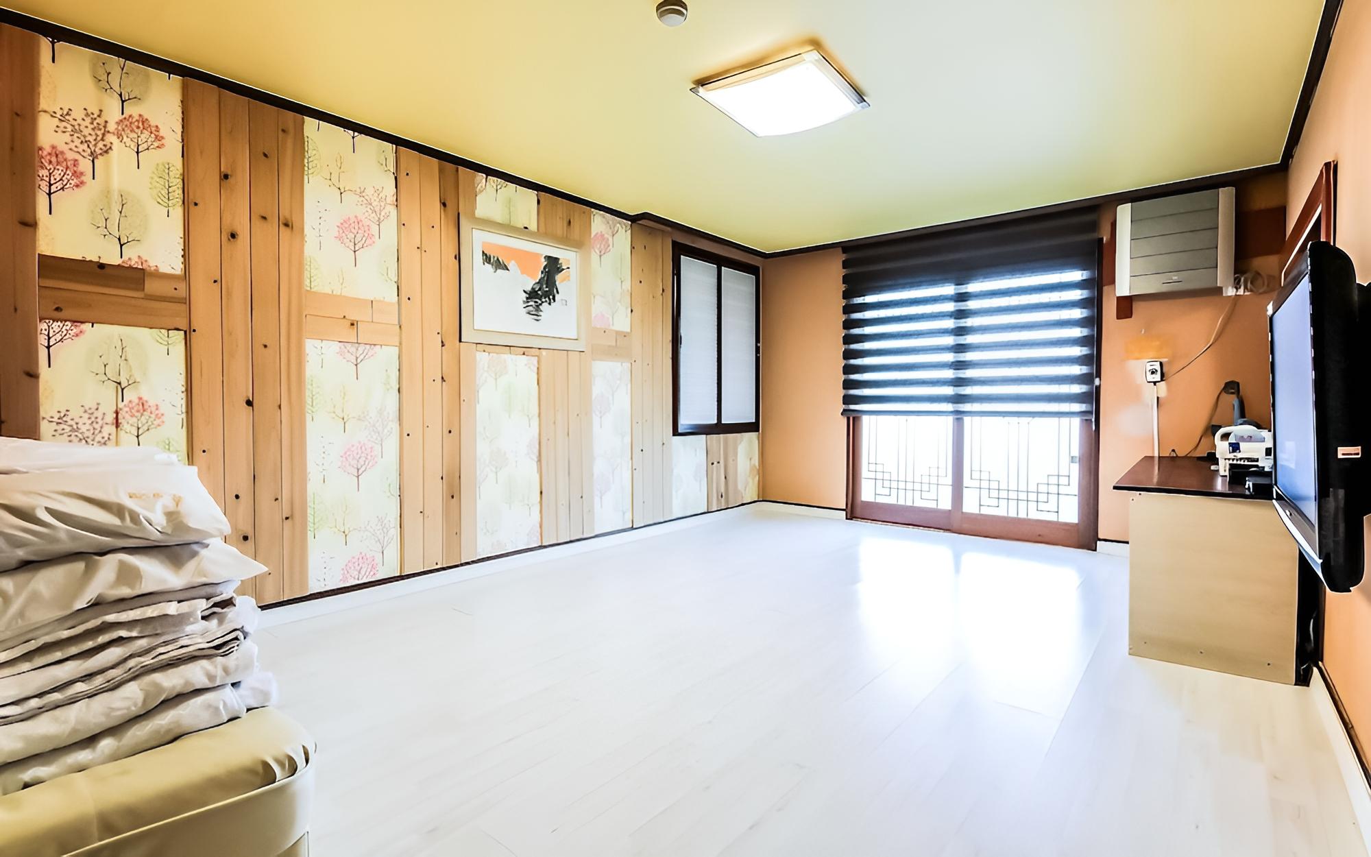 Room (Korean-style Ondol Room) photo 1
