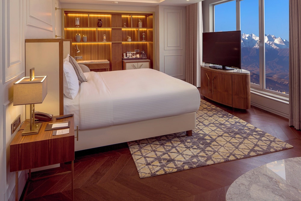 Junior Suite, 1 King Bed, City View - Photo 1