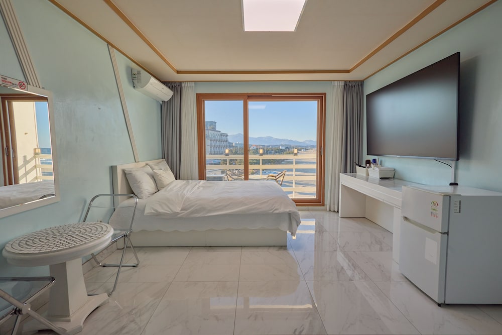 Room (1 Bed, Ocean View)