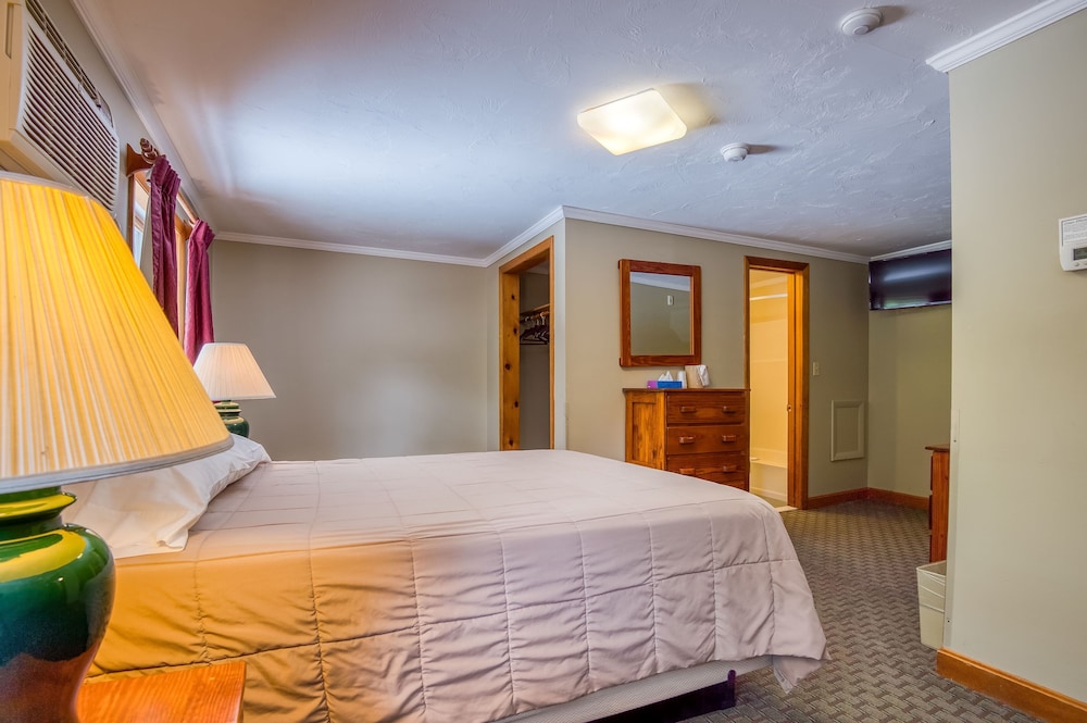 Tecumseh One Queen Room photo 1