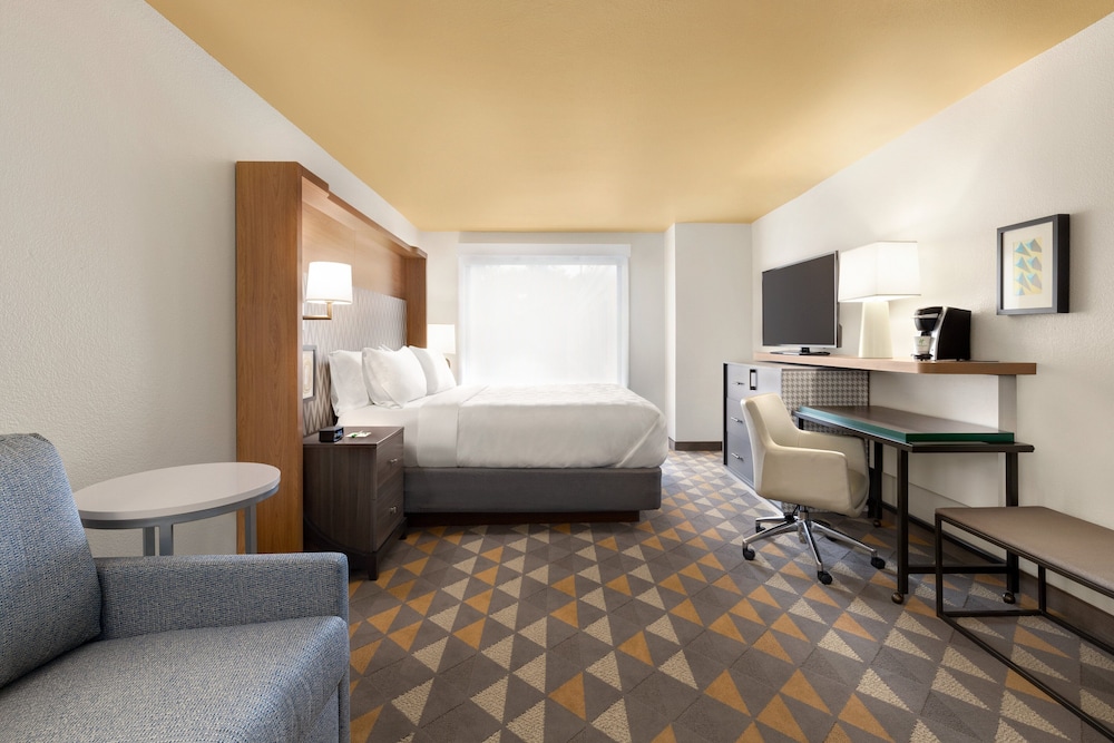 Premium Room, 1 King Bed with Sofa bed - Photo 3