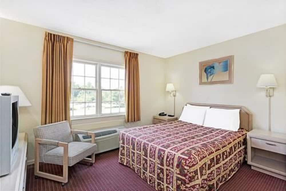 Room, 1 Queen Bed, Non Smoking, Refrigerator & Microwave - Photo 1