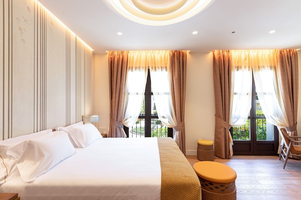 Deluxe Room with Views - Photo 2