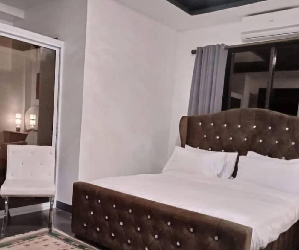 Royal Room, 1 Queen Bed, Non Smoking, Mountain View
