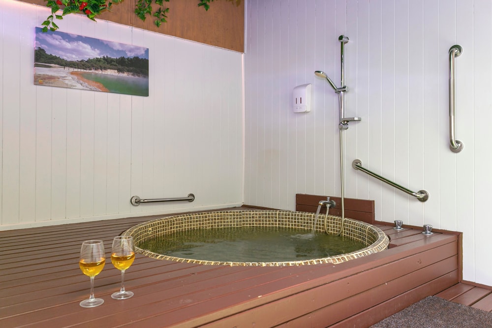Exclusive Studio Suite, 1 Queen Bed, Hot Tub, Ground Floor photo 1