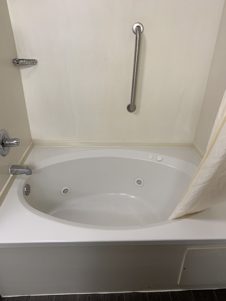 Suite, 1 King Bed, Jetted Tub - Photo 9