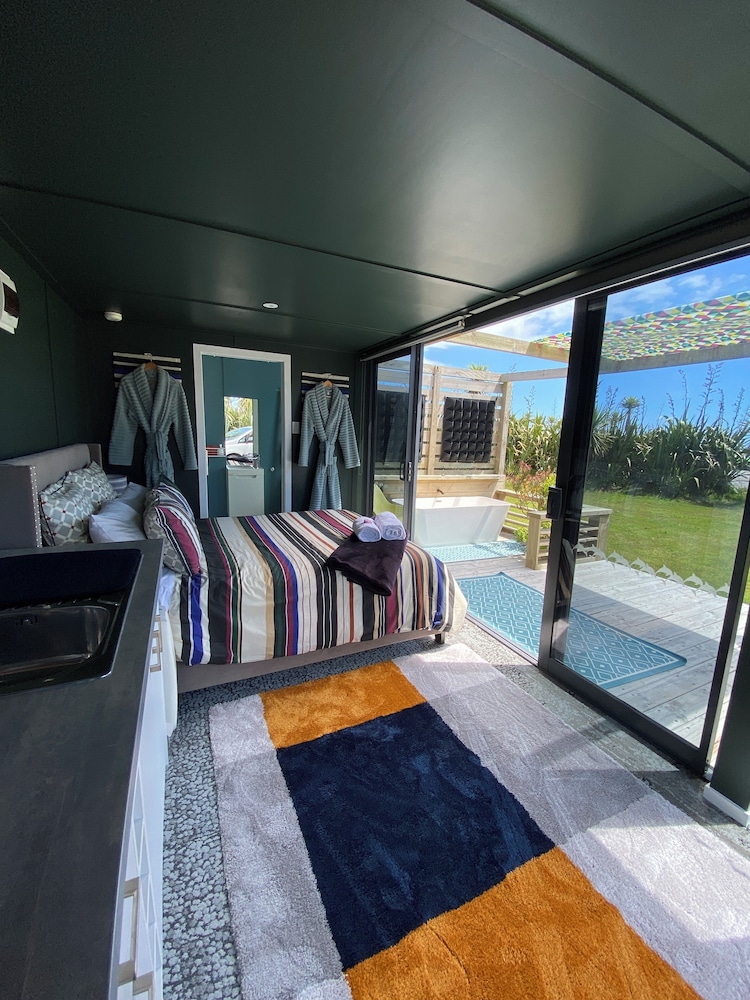 Romantic Studio, 1 Queen Bed, Partial Ocean View photo 2