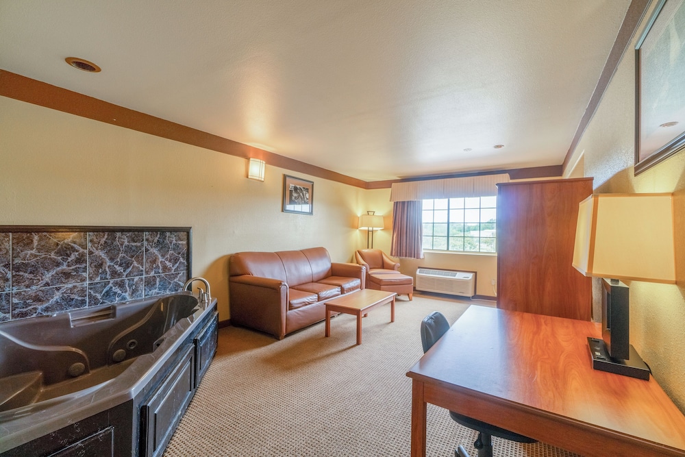 Suite, 1 King Bed, Non Smoking (Jacuzzi Tub) - Photo 3