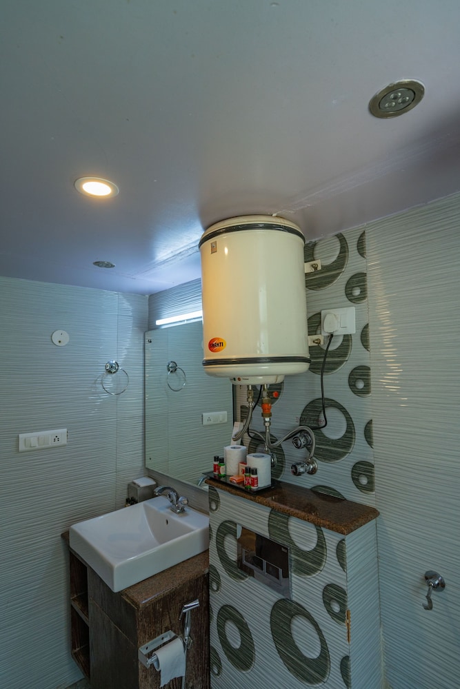 Standard Room, 1 Double Bed, Private Bathroom - Photo 2