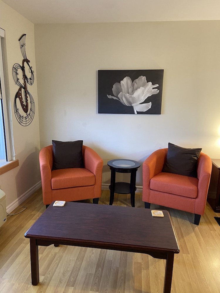 Suite, 1 Queen Bed, Accessible (Main Floor) photo 3