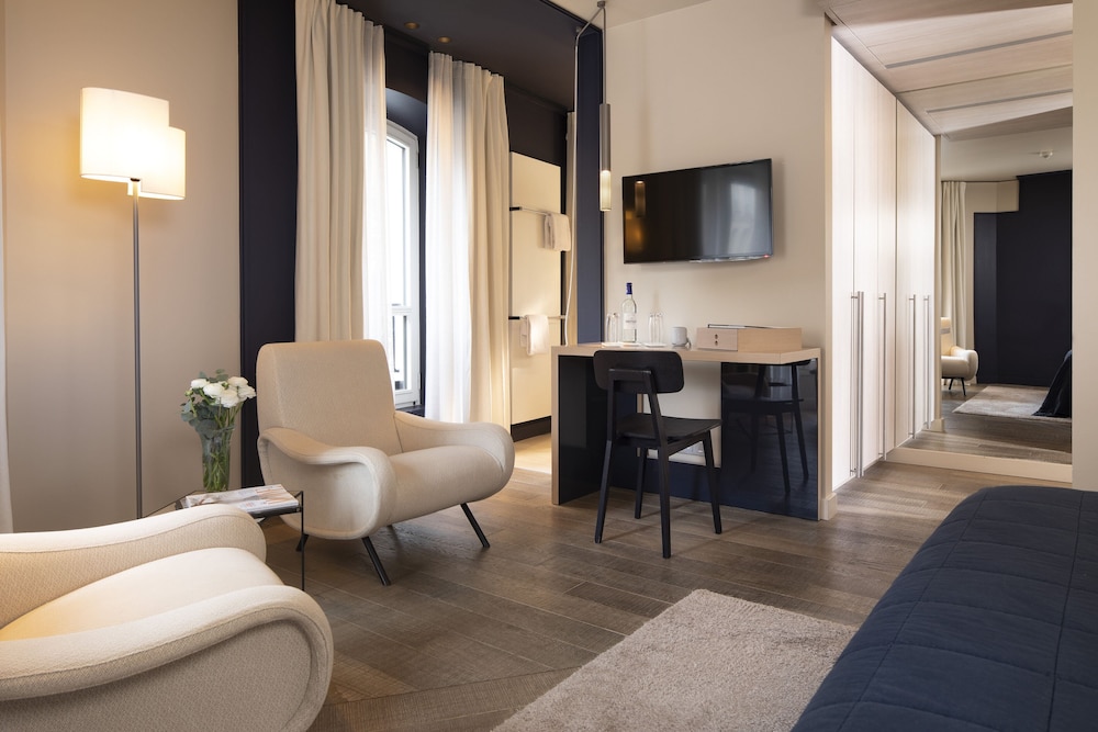 Deluxe Room thumbnail 6