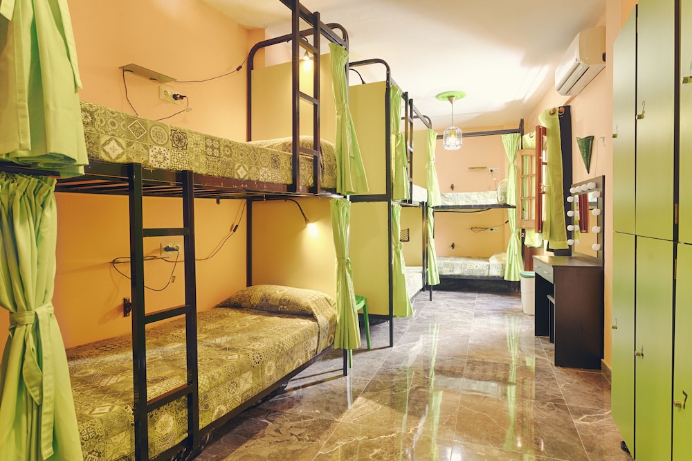 Habitación compartida estándar, solo para mujeres, baño compartido, vista al jardín interno.