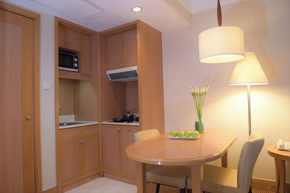 1 Queen Bed and 1 Single Bed, Family Suite, Non-Smoking