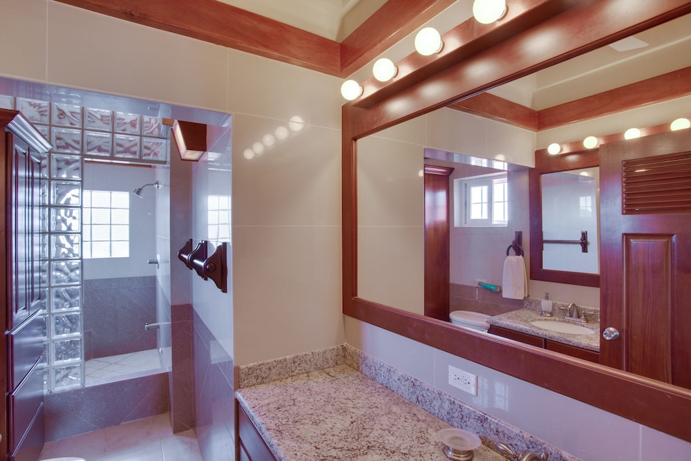 Suite, 1 King Bed, Balcony, Sea View photo 3