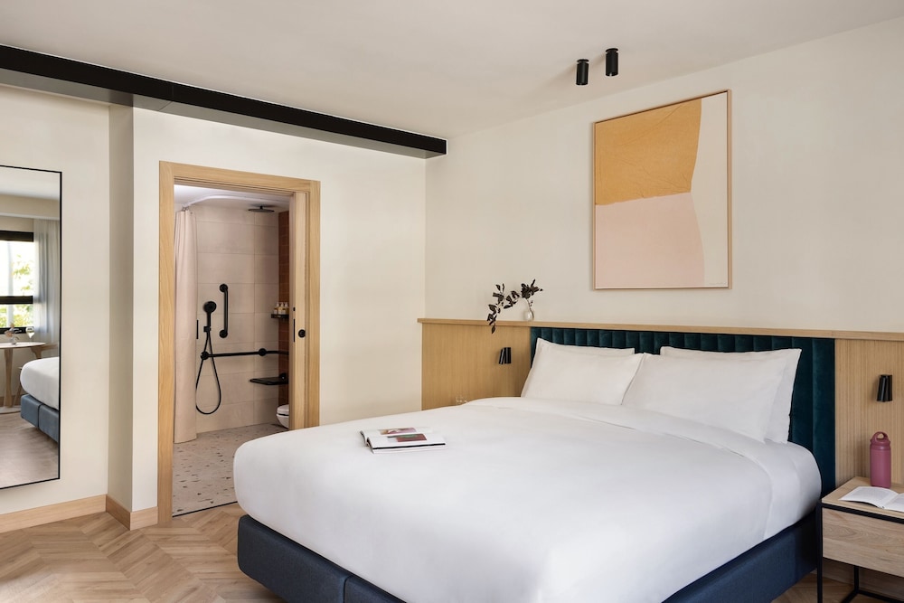 Studio, 1 King Bed, City View photo 3